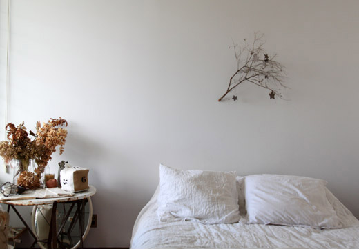 ¿Qué poner atrás de la cama?