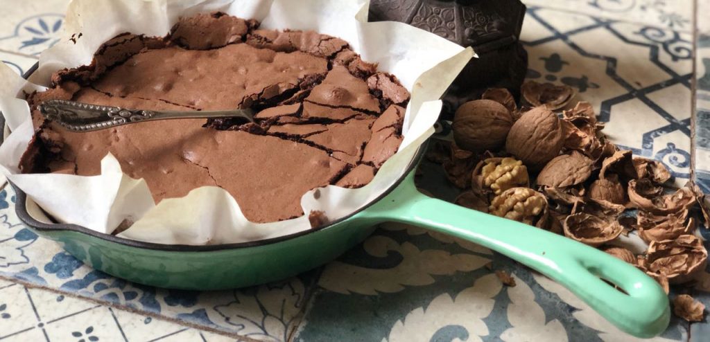 Receta de Brownie chocolatoso de té chai, nueces y almendras